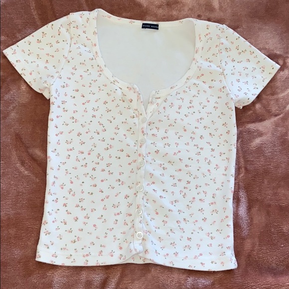 Brandy Melville Tops - Brandy Melville Zelly Top🌷